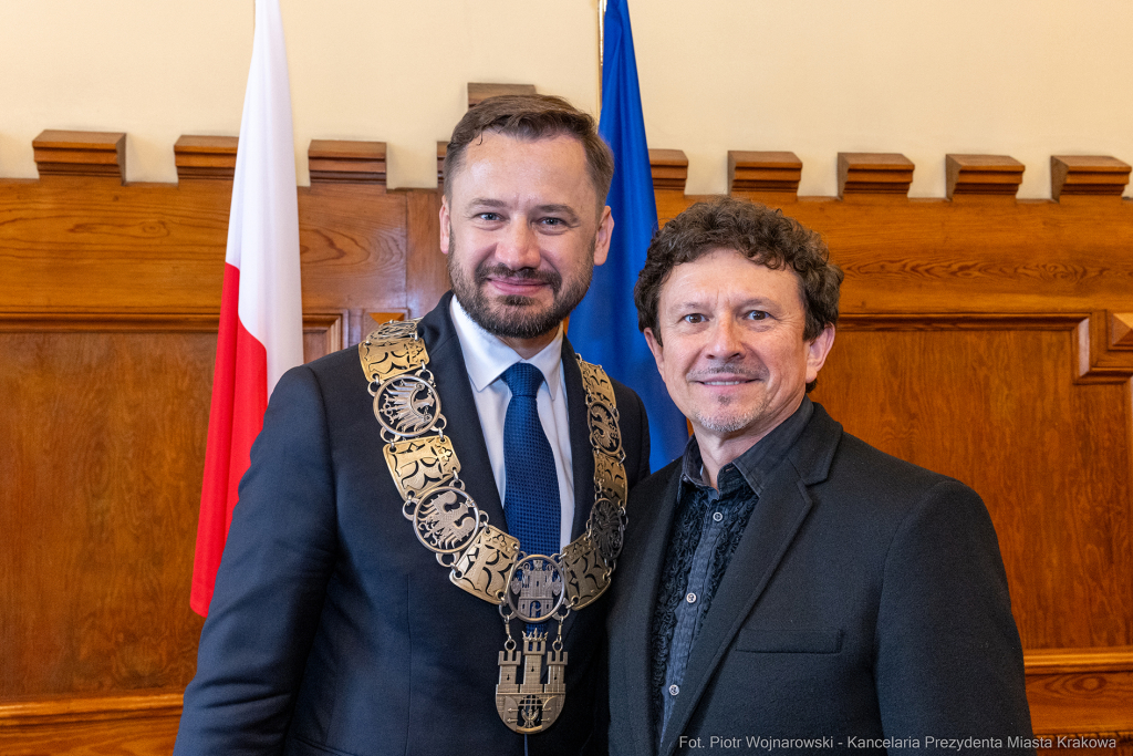 umk_0463.jpg-Aleksander Miszalski, gratulacje, prezydent, goście, zaprzysiężenie, ślubowanie  Autor: P. Wojnarowski