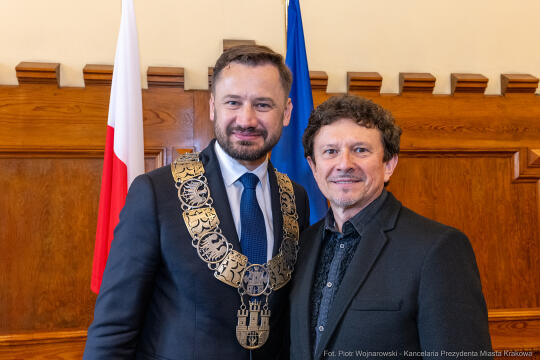 umk_0463.jpg-Aleksander Miszalski, gratulacje, prezydent, goście, zaprzysiężenie, ślubowanie
