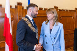 umk_0465.jpg-Aleksander Miszalski, gratulacje, prezydent, goście, zaprzysiężenie, ślubowanie