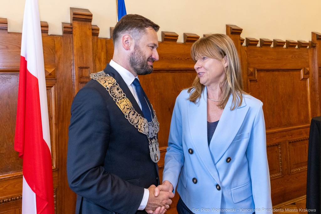 umk_0465.jpg-Aleksander Miszalski, gratulacje, prezydent, goście, zaprzysiężenie, ślubowanie  Autor: P. Wojnarowski