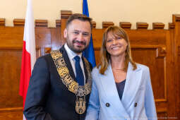 umk_0467.jpg-Aleksander Miszalski, gratulacje, prezydent, goście, zaprzysiężenie, ślubowanie