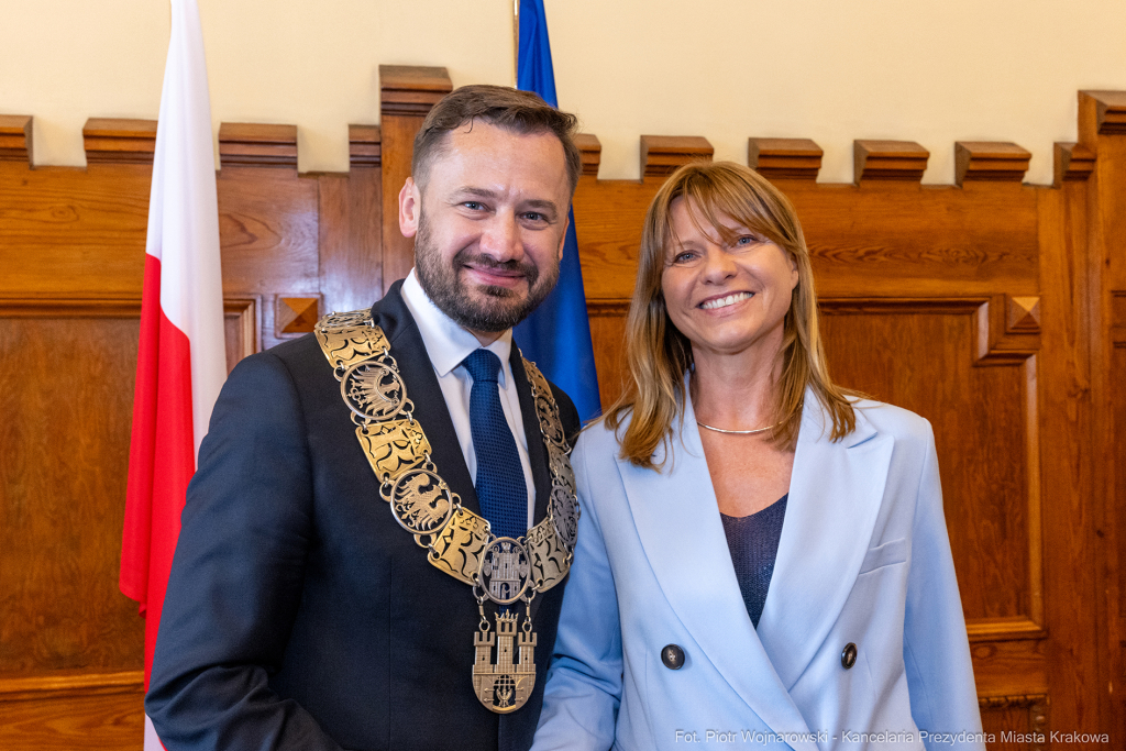 umk_0467.jpg-Aleksander Miszalski, gratulacje, prezydent, goście, zaprzysiężenie, ślubowanie  Autor: P. Wojnarowski