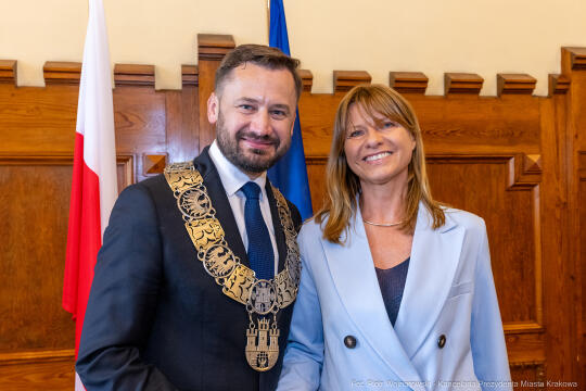 umk_0467.jpg-Aleksander Miszalski, gratulacje, prezydent, goście, zaprzysiężenie, ślubowanie