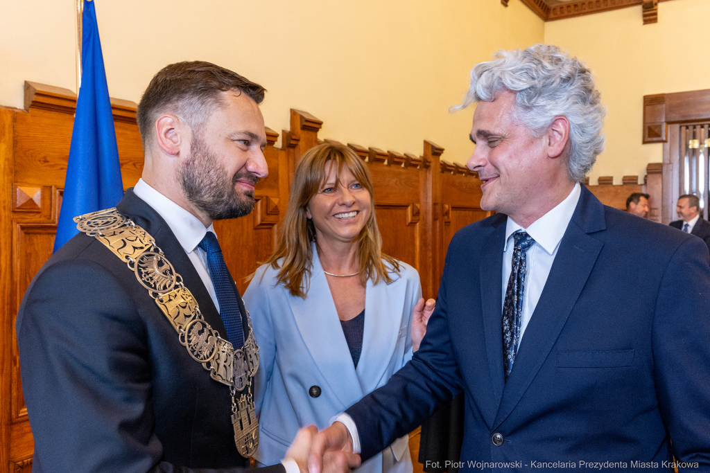 umk_0468.jpg-Aleksander Miszalski, gratulacje, prezydent, goście, zaprzysiężenie, ślubowanie  Autor: P. Wojnarowski