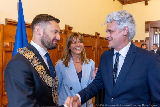 umk_0468.jpg-Aleksander Miszalski, gratulacje, prezydent, goście, zaprzysiężenie, ślubowanie