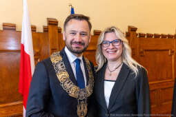 umk_0476.jpg-Aleksander Miszalski, gratulacje, prezydent, goście, zaprzysiężenie, ślubowanie