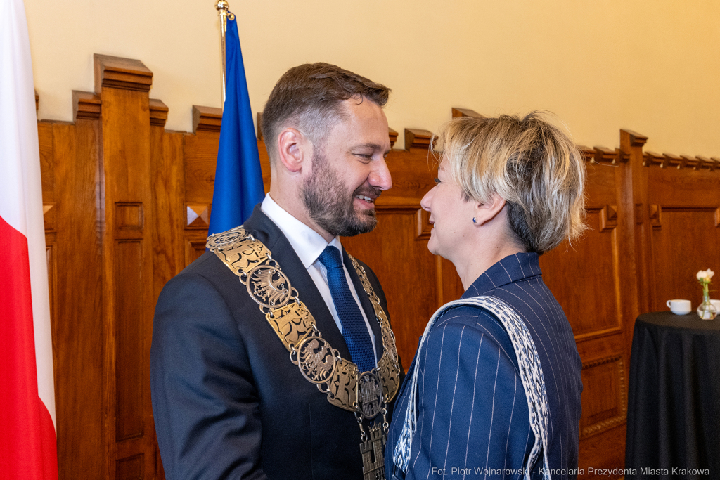 umk_0479.jpg-Aleksander Miszalski, gratulacje, prezydent, goście, zaprzysiężenie, ślubowanie  Autor: P. Wojnarowski