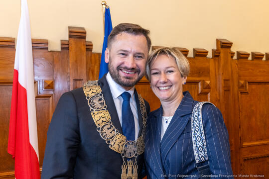 umk_0482.jpg-Aleksander Miszalski, gratulacje, prezydent, goście, zaprzysiężenie, ślubowanie