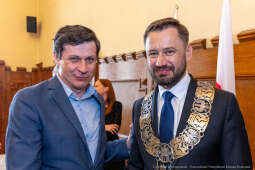 umk_0495.jpg-Aleksander Miszalski, gratulacje, prezydent, goście, zaprzysiężenie, ślubowanie