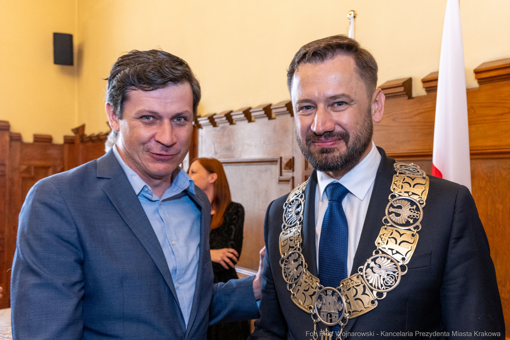 umk_0495.jpg-Aleksander Miszalski, gratulacje, prezydent, goście, zaprzysiężenie, ślubowanie  Autor: P. Wojnarowski