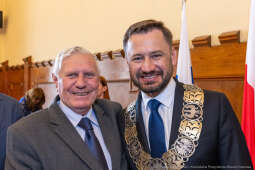 umk_0498.jpg-Aleksander Miszalski, gratulacje, prezydent, goście, zaprzysiężenie, ślubowanie