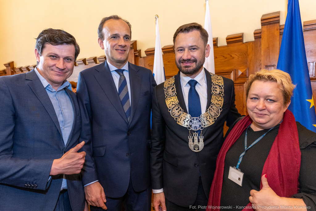 umk_0507.jpg-Aleksander Miszalski, gratulacje, prezydent, goście, zaprzysiężenie, ślubowanie  Autor: P. Wojnarowski