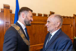 umk_0509.jpg-Aleksander Miszalski, gratulacje, prezydent, goście, zaprzysiężenie, ślubowanie