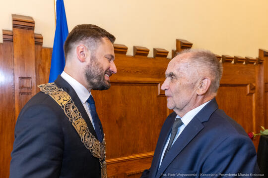 umk_0509.jpg-Aleksander Miszalski, gratulacje, prezydent, goście, zaprzysiężenie, ślubowanie