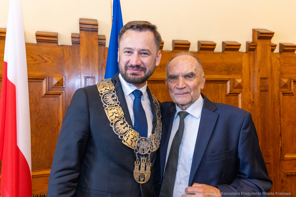 umk_0512.jpg-Aleksander Miszalski, gratulacje, prezydent, goście, zaprzysiężenie, ślubowanie  Autor: P. Wojnarowski