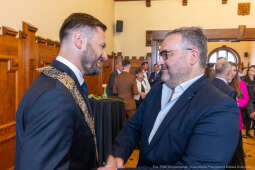 umk_0530.jpg-Aleksander Miszalski, gratulacje, prezydent, goście, zaprzysiężenie, ślubowanie