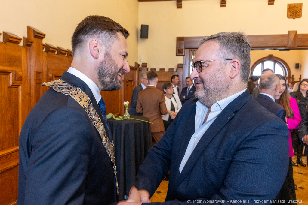 umk_0530.jpg-Aleksander Miszalski, gratulacje, prezydent, goście, zaprzysiężenie, ślubowanie  Autor: P. Wojnarowski