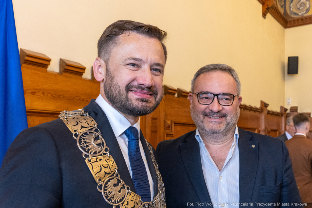 umk_0532.jpg-Aleksander Miszalski, gratulacje, prezydent, goście, zaprzysiężenie, ślubowanie  Autor: P. Wojnarowski