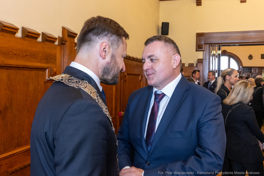 umk_0533.jpg-Aleksander Miszalski, gratulacje, prezydent, goście, zaprzysiężenie, ślubowanie  Autor: P. Wojnarowski