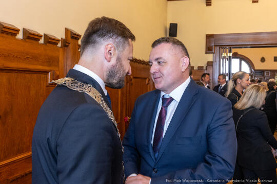 umk_0533.jpg-Aleksander Miszalski, gratulacje, prezydent, goście, zaprzysiężenie, ślubowanie