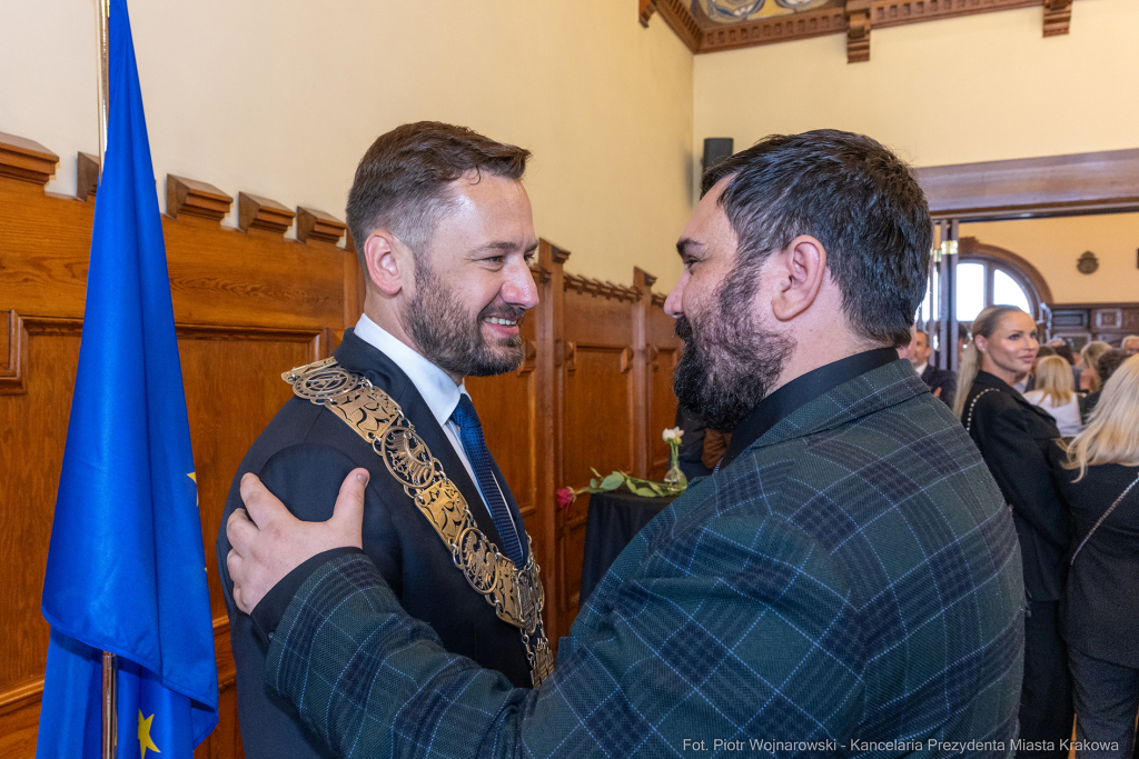 umk_0536.jpg-Aleksander Miszalski, gratulacje, prezydent, goście, zaprzysiężenie, ślubowanie  Autor: P. Wojnarowski