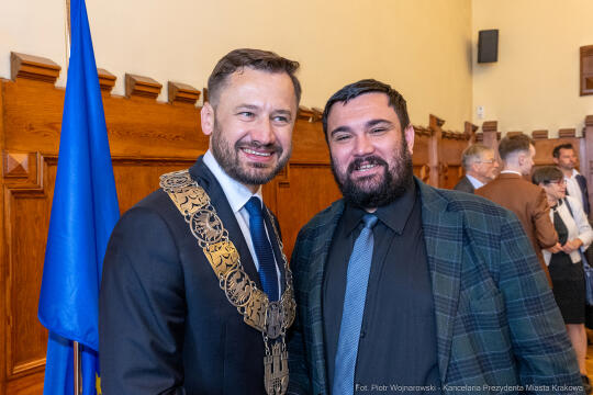 umk_0537.jpg-Aleksander Miszalski, gratulacje, prezydent, goście, zaprzysiężenie, ślubowanie