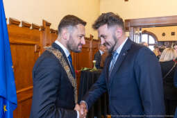 umk_0543.jpg-Aleksander Miszalski, gratulacje, prezydent, goście, zaprzysiężenie, ślubowanie