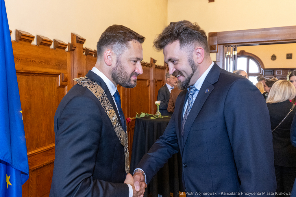 umk_0543.jpg-Aleksander Miszalski, gratulacje, prezydent, goście, zaprzysiężenie, ślubowanie  Autor: P. Wojnarowski