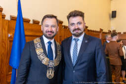 umk_0546.jpg-Aleksander Miszalski, gratulacje, prezydent, goście, zaprzysiężenie, ślubowanie