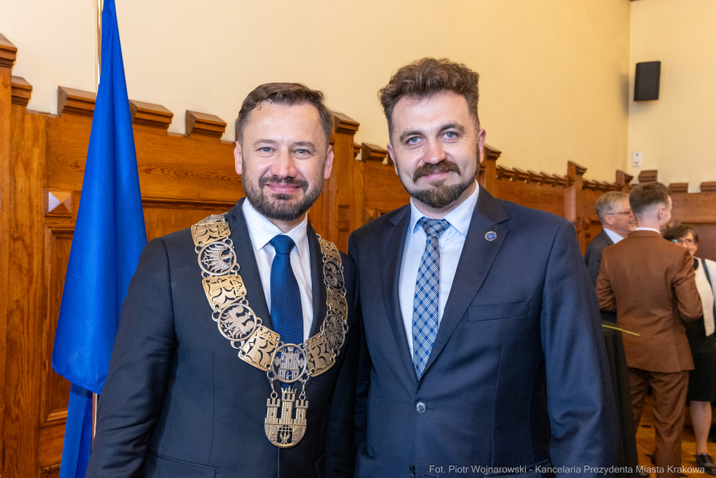 umk_0546.jpg-Aleksander Miszalski, gratulacje, prezydent, goście, zaprzysiężenie, ślubowanie  Autor: P. Wojnarowski