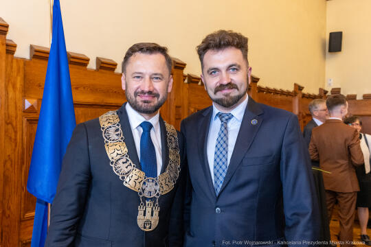 umk_0546.jpg-Aleksander Miszalski, gratulacje, prezydent, goście, zaprzysiężenie, ślubowanie