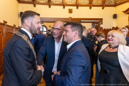 umk_0549.jpg-Aleksander Miszalski, gratulacje, prezydent, goście, zaprzysiężenie, ślubowanie