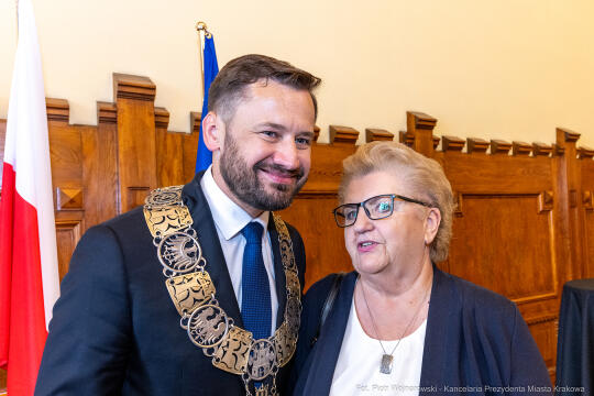 umk_0554.jpg-Aleksander Miszalski, gratulacje, prezydent, goście, zaprzysiężenie, ślubowanie