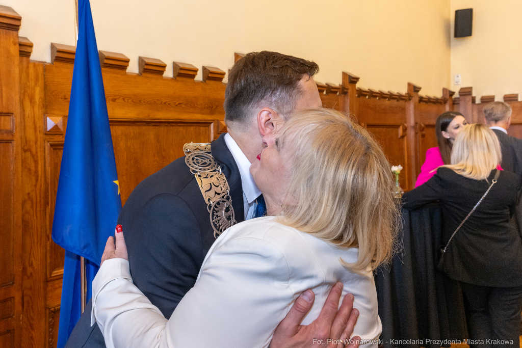 umk_0555.jpg-Aleksander Miszalski, gratulacje, prezydent, goście, zaprzysiężenie, ślubowanie  Autor: P. Wojnarowski