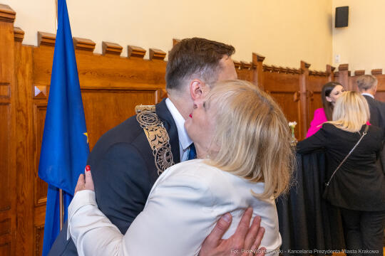 umk_0555.jpg-Aleksander Miszalski, gratulacje, prezydent, goście, zaprzysiężenie, ślubowanie
