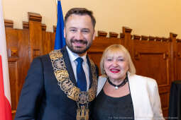 umk_0558.jpg-Aleksander Miszalski, gratulacje, prezydent, goście, zaprzysiężenie, ślubowanie