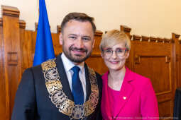 umk_0568.jpg-Aleksander Miszalski, gratulacje, prezydent, goście, zaprzysiężenie, ślubowanie