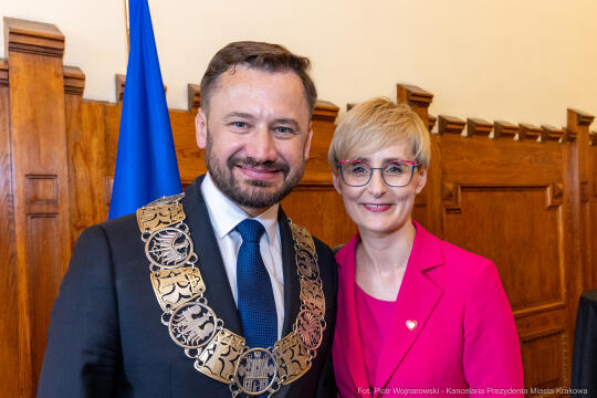 umk_0568.jpg-Aleksander Miszalski, gratulacje, prezydent, goście, zaprzysiężenie, ślubowanie