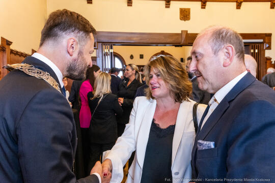 umk_0576.jpg-Aleksander Miszalski, gratulacje, prezydent, goście, zaprzysiężenie, ślubowanie