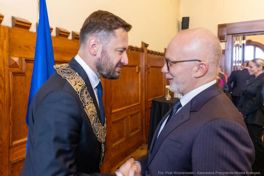 umk_0581.jpg-Aleksander Miszalski, gratulacje, prezydent, goście, zaprzysiężenie, ślubowanie
