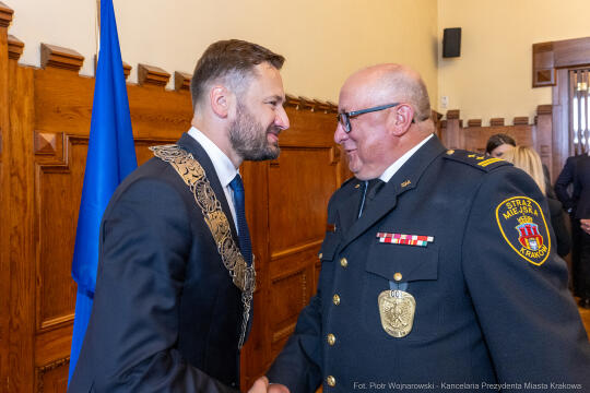 umk_0582.jpg-Aleksander Miszalski, gratulacje, prezydent, goście, zaprzysiężenie, ślubowanie