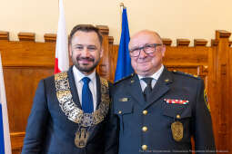 umk_0587.jpg-Aleksander Miszalski, gratulacje, prezydent, goście, zaprzysiężenie, ślubowanie