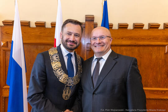 umk_0590.jpg-Aleksander Miszalski, gratulacje, prezydent, goście, zaprzysiężenie, ślubowanie