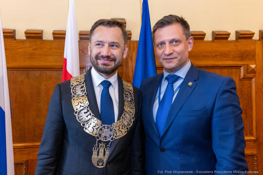umk_0593.jpg-Aleksander Miszalski, gratulacje, prezydent, goście, zaprzysiężenie, ślubowanie