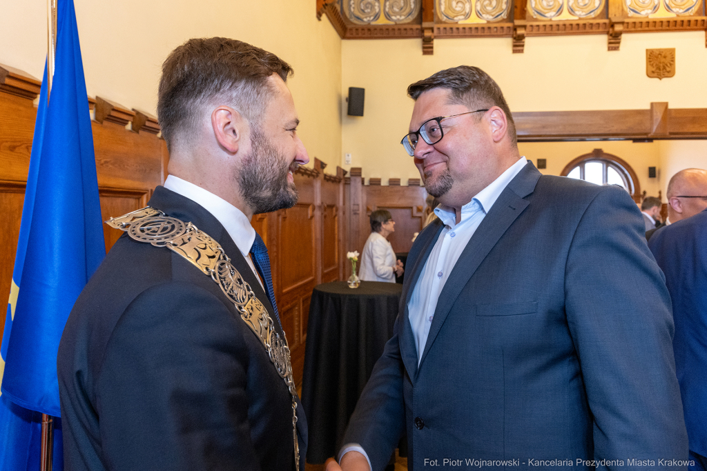umk_0594.jpg-Aleksander Miszalski, gratulacje, prezydent, goście, zaprzysiężenie, ślubowanie  Autor: P. Wojnarowski