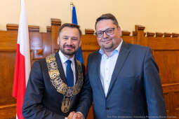 umk_0597.jpg-Aleksander Miszalski, gratulacje, prezydent, goście, zaprzysiężenie, ślubowanie