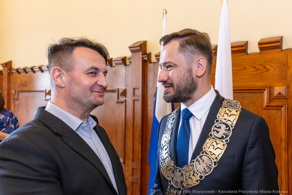 umk_0599.jpg-Aleksander Miszalski, gratulacje, prezydent, goście, zaprzysiężenie, ślubowanie  Autor: P. Wojnarowski