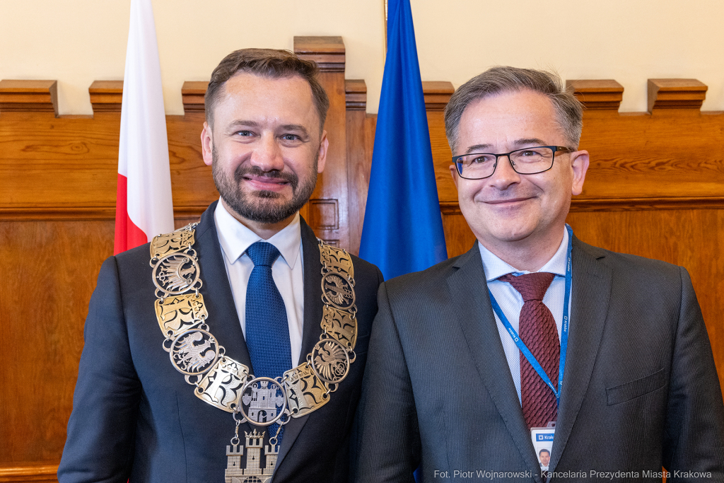 umk_0602.jpg-Aleksander Miszalski, gratulacje, prezydent, goście, zaprzysiężenie, ślubowanie  Autor: P. Wojnarowski