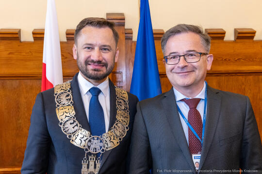 umk_0602.jpg-Aleksander Miszalski, gratulacje, prezydent, goście, zaprzysiężenie, ślubowanie
