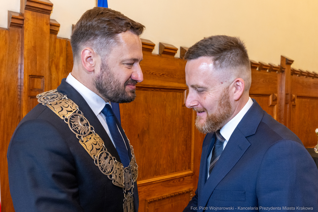 umk_0603.jpg-Aleksander Miszalski, gratulacje, prezydent, goście, zaprzysiężenie, ślubowanie  Autor: P. Wojnarowski